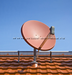 оранжевая спутниковая антенна на крыше
