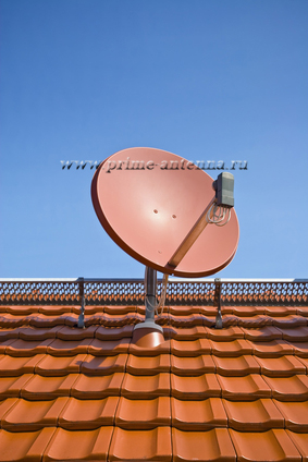 оранжевая спутниковая антенна на черепичной крыше